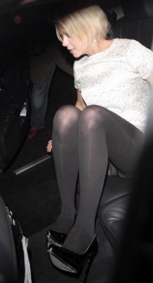 20081030015911-tara-reid-descuido-pillada-bragas-negras-panties.jpg